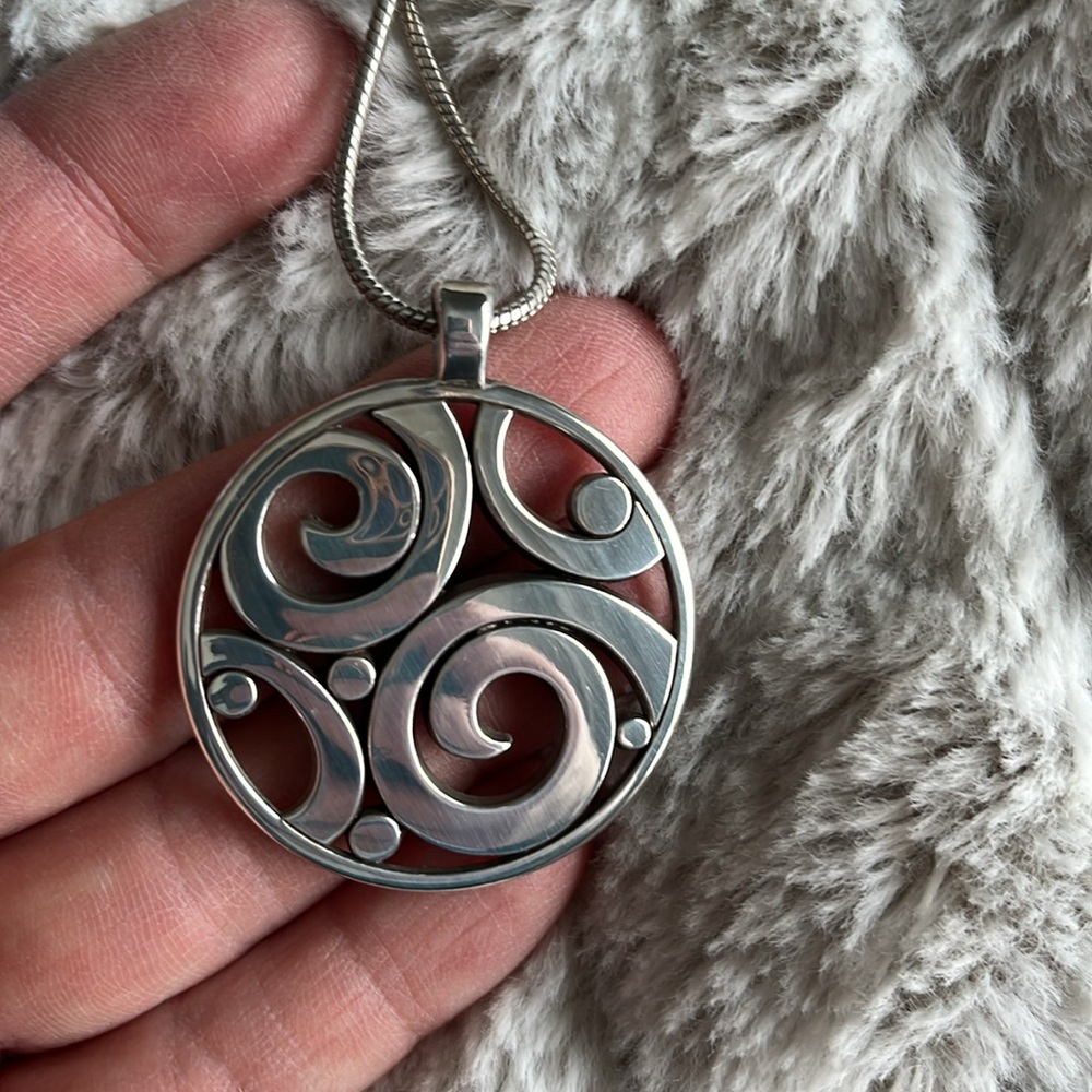 Brighton London Groove swirl circle pendant, reversible. - Picture 4 of 5